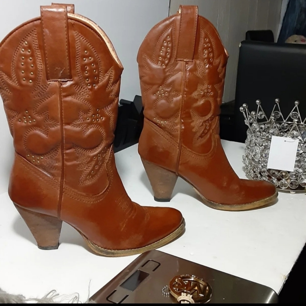 Very volatile boots